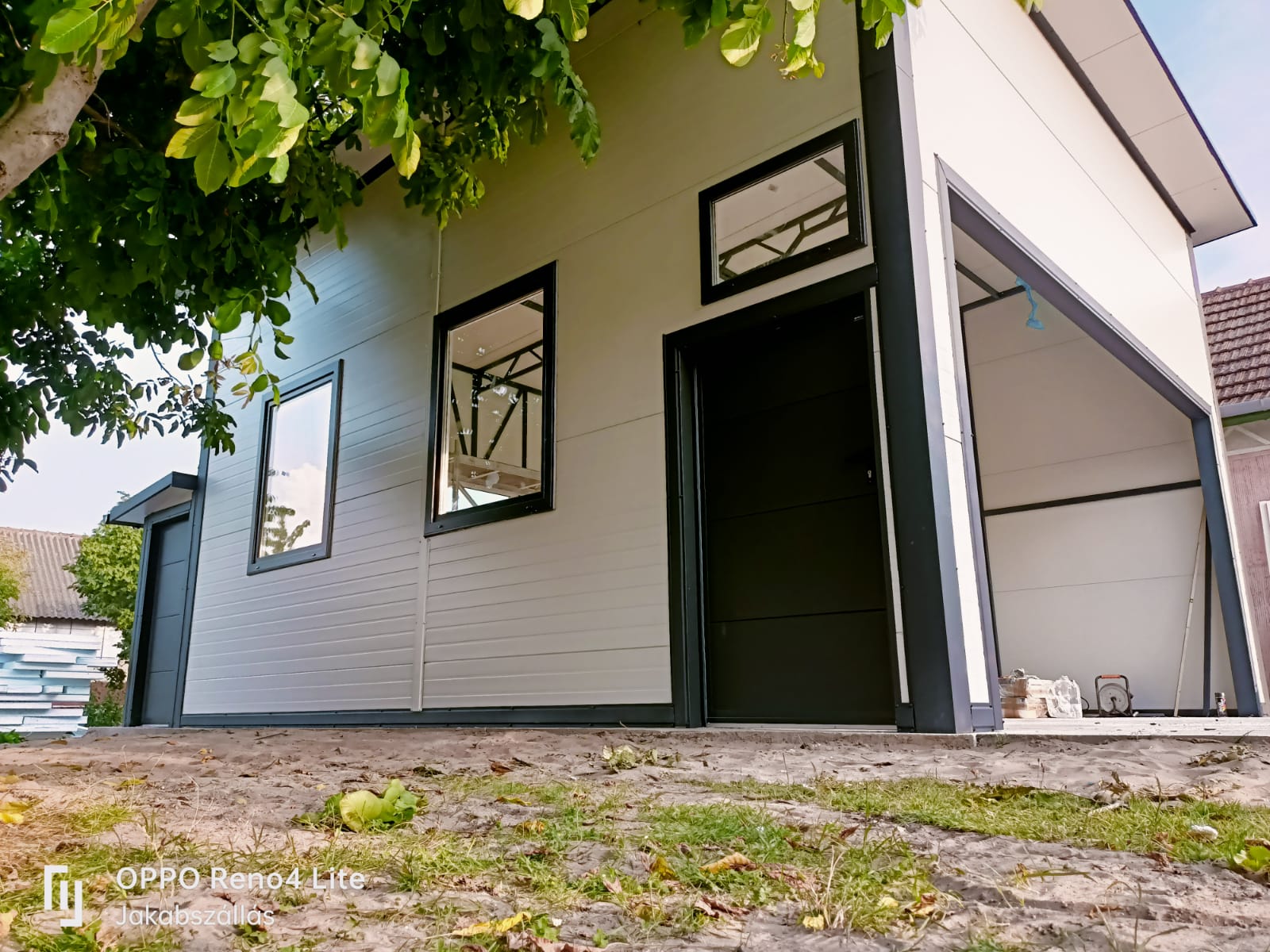 Autószerviz szakszerű szekcionált kapuva