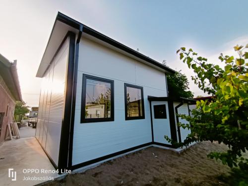 Autószerviz szendvicspanel épület