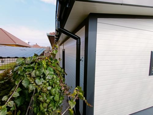 Szendvicspanel garázs 6,55 x 6,58 méter